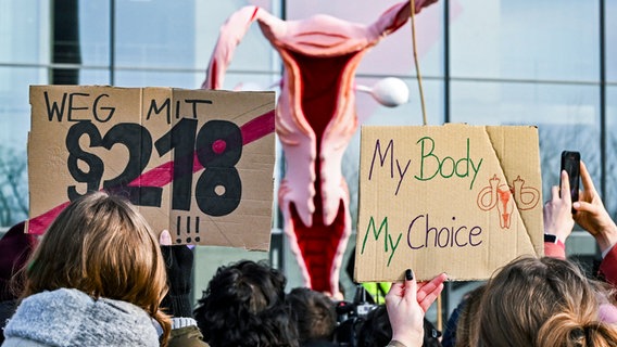 Anlässlich der Sachverständigenanhörung vom Rechtsausschuss demonstrieren Bündnisse in Berlin mit einem überdimensionalen Uterus für sexuelle Selbstbestimmung und für die Legalisierung von Schwangerschaftsabbrüchen. © Jens Kalaene/dpa 