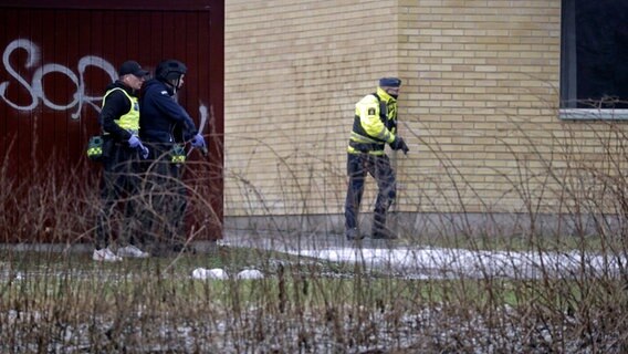 Schüsse an einer Schule im schwedischen Örebro: Polizisten mit gezogener Waffe © TT News Agency/AP/dpa Foto: Kicki Nilsson