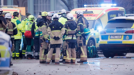 Rettungskräfte arbeiten vor der Risbergska-Schule im schwedischen Örebro. © TT News Agency/AP/dpa Foto: Kicki Nilsson