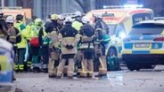 Rettungskräfte arbeiten vor der Risbergska-Schule im schwedischen Örebro. © TT News Agency/AP/dpa Foto: Kicki Nilsson