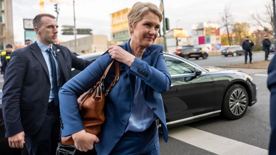 Mecklenburg-Vorpommerns Ministerpräsidentin Manuela Schwesig geht mit Begleitschutz zum Konrad Adenauer Haus, wo die erste Runde der Koalitionsverhandlungen von Union und SPD stattfindet. © Michael Kappeler/dpa 