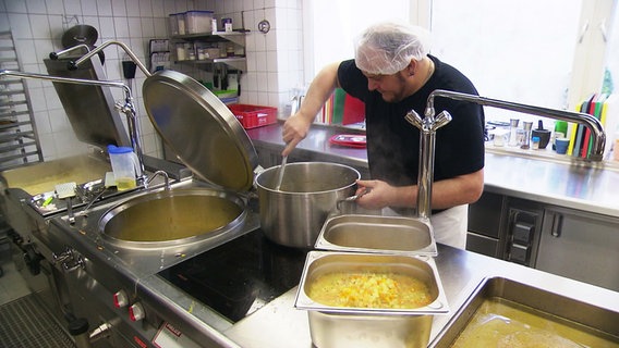 Projektteilnehmer Frank Weigang bei der Arbeit in der Großküche © Screenshot 