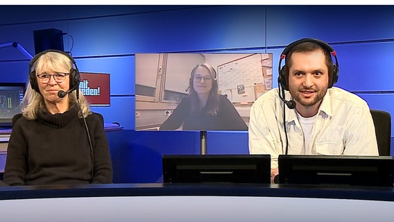 BR-Moderator Christian Orth im Gespräch mit seinen Gästen mit Mareike Ernst, Uli Scheele und Felix Wunnike. © Screenshot Foto: NDR