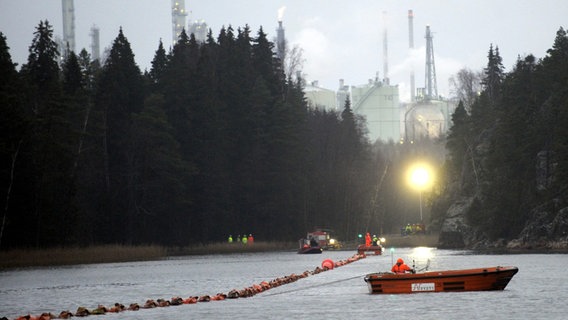 Finnland, Porvoo: Das Unterseekabel für die Stromverbindung EstLink2 zwischen Finnland und Estland wird mit Hilfe von Tauchern und Tragekissen an das Ufer von Nikuviken gezogen. © Lehtikuva/dpa Foto: Patricia Gabriel-Robez