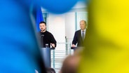 Wolodymyr Selenskyj, Präsident der Ukraine, und Bundeskanzler Olaf Scholz (r., SPD) äußern sich bei einer Pressekonferenz nach ihrem Gespräch im Bundeskanzleramt. © Christoph Soeder/dpa 