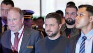 Wolodymyr Selenskyj (M.), Präsident der Ukraine, kommt im Shangri-La Hotel an, wo der 21. Shangri-La-Dialog stattfindet. © Vincent Thian/AP/dpa 