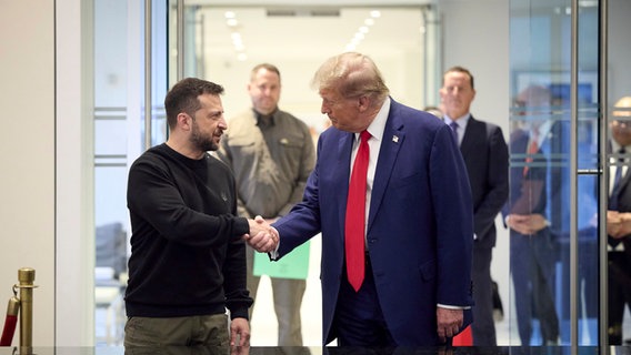 US-Präsident Donald Trump schüttelt die Hand des ukrainischen Präsidenten Wolodymyr Selenskyj (Aufnahme vom 27.4.2024). © AP/dpa Foto: Julia Demaree Nikhinson