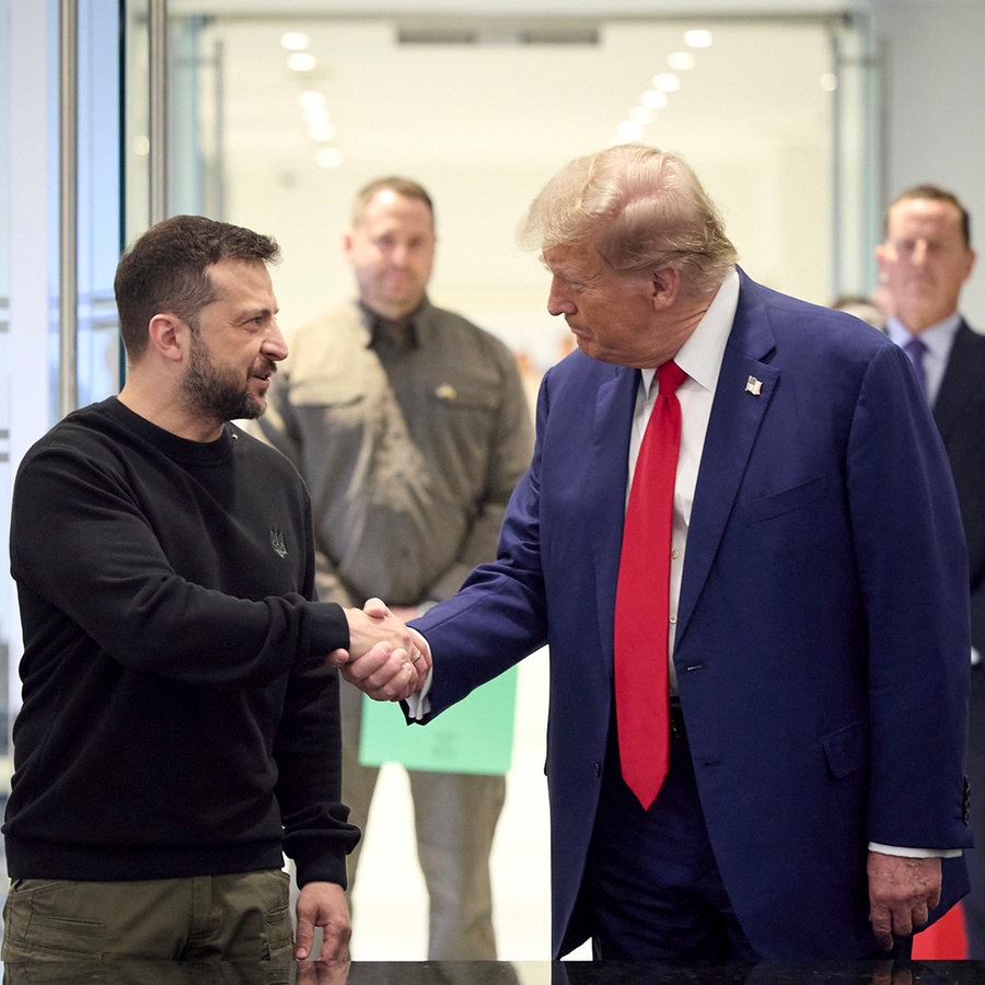 US-Präsident Donald Trump schüttelt die Hand des ukrainischen Präsidenten Wolodymyr Selenskyj (Aufnahme vom 27.4.2024). © AP/dpa Foto: Julia Demaree Nikhinson