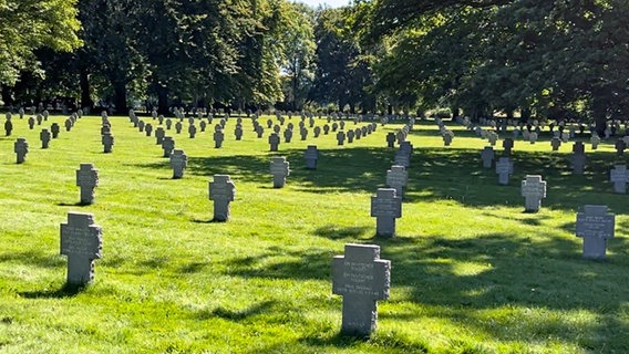 Ein deutscher Soldatenfriedhof mit zahlreichen Grabsteinen in Kreuzform von Gefallenen in der Ardennenschlacht in Luxemburg in der Gemeinde Sandweiler. © BR Foto: Jakob Mayr