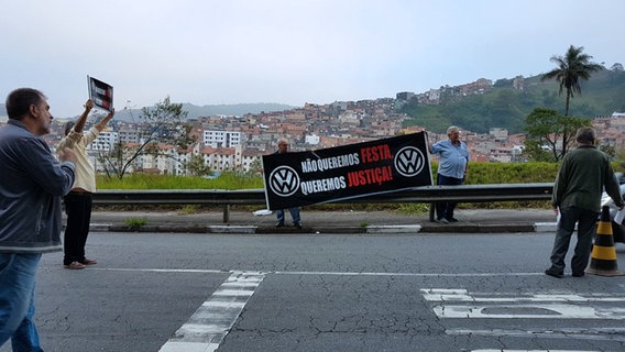 Protest der ehemaligen Arbeiter vor VW werk in Sao Paulo, während im Werk die Studie von Christopher Kopper vorgestellt wird © NDR Foto: Stefanie Dodt