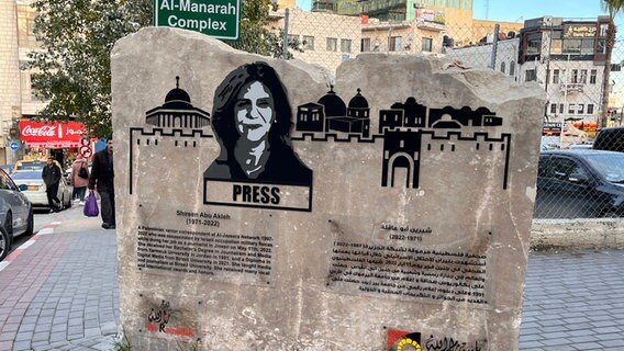 Große steinerne Gedenkstelle mit Text und Konterfei für die Journalistin Shireen Abu Akleh. © ARD Foto: Bettina Meier