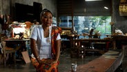 Niluh, Inhaberin eines Geschäftes auf Bali. © ARD Foto: Jennifer Johnston