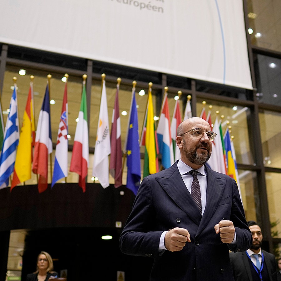 Charles Michel (M), Präsident des Europäischen Rates, geht während des EU-Gipfels in Brüssel auf Medienvertreter zu. © picture alliance Foto: Virginia Mayo