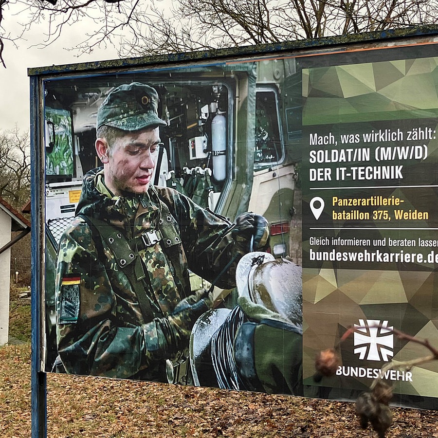 Plakat mit Soldatenfoto "Soldatin (m/w/d) der IT-Technik, Panzerartilleriebatallion375, bundeswehrkarriere © BR24 Foto: Kilian Neuwert