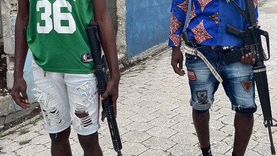 Bewaffnete Jugendliche in Freizeitkleidung, Haiti. © ARD Foto: Anne Demmer