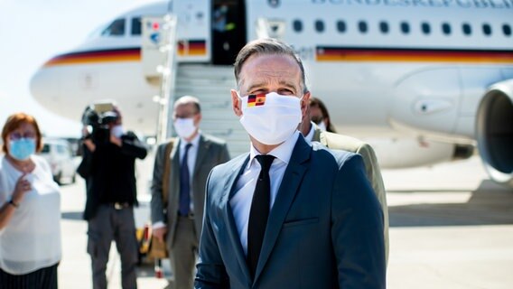 Außenminister Heiko Maas mit Mundschutz vor einem Flugzeug. © dpa picture alliance Foto: Bernd von Jutrczenka