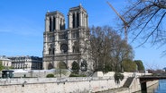 Die unversehrte Westseite mit den Haupttürmen von Notre Dame in Paris. © dpa Foto: Arina Lebedeva