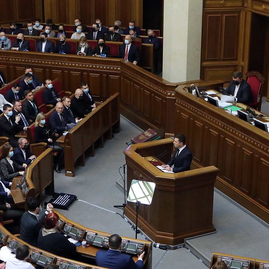 Der ukrainische Präsident Selensyj hält eine Rede in der Werchowna Rada, dem ukrainischen Parlament (2022). © picture alliance ukrinform 