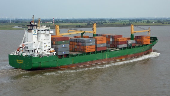 Die Westerhamm fährt mit Containern beladen an einer Küste (2012) © M.R. Thom Foto: M.R. Thom