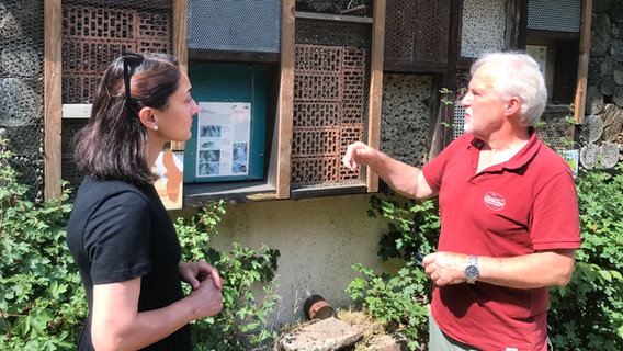 Mona Gharib, Umweltreferentin in der hannoverschen Landeskirche und der Fledermausexperte vom Naturschutzbund, Bernd Rose, kümmern sich um Artenschutz in Kirchtürmen. © NDR Info Foto: Michael Hollenbach