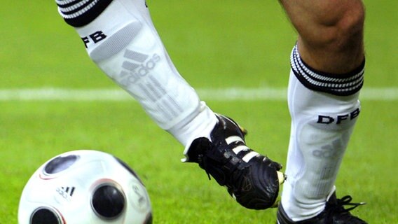 Beine eines deutschen Fußballspielers © picture-alliance/ dpa Foto: Oliver Berg