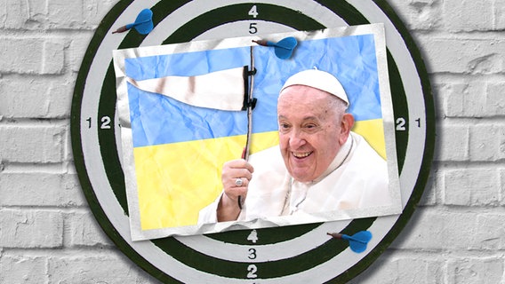 Eine Fotomontage zeigt den Papst, der vor einer Ukraine-Flagge eine weiße Fahne schwenkt. © picture alliance / Panther Media / Pressebildagentur ULMER / pixabay / StockSnap Foto: Nicole Langener / ULMER