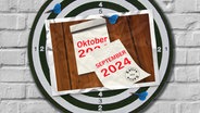 Eine Fotomontage zeigt einen Abrisskalender. Das Blatt für September fällt, das Oktober-Blatt ist bereits zu sehen. © picture alliance 