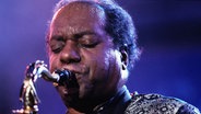 Eddie Harris spielt das Saxofon bei einem Konzert. © picture-alliance / jazzarchiv Foto: Hardy Schiffler