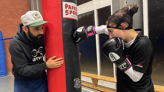 Ein Kind schlägt mit einem Boxhandschuh auf einen Boxsack. © NDR Mikado Foto: Dörte Cochelin