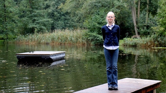 Ein Kind steht auf einem Steg an einem Teich. © NDR Mikado Foto: Aniko Schuster