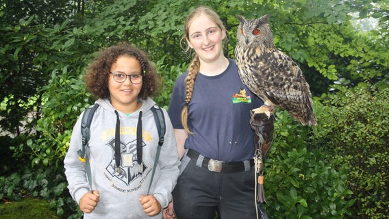 Ein Kind steht neben einer Frau, die einen Uhu auf dem Arm hat. © NDR Mikado Foto: Fatma Sahin