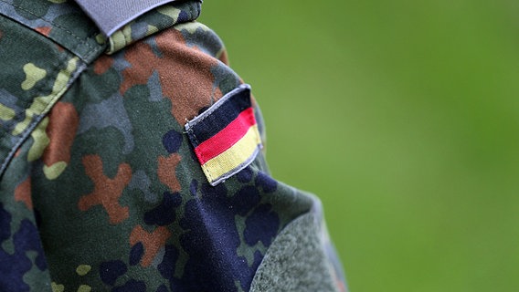 Deutschlandflagge auf Kampfanzug eines Bundeswehrsoldaten © dpa - Bildfunk Foto: Karl-Josef Hildenbrand