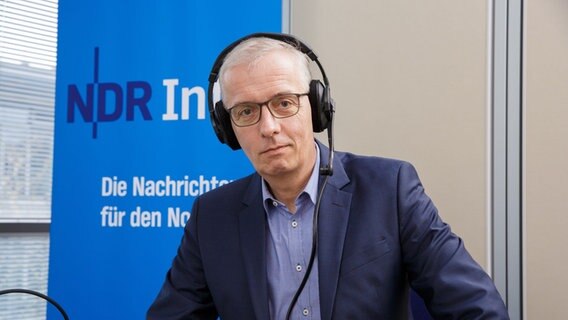 Ein Porträtbild zeigt den NDR-Info Redakteur Carsten Schmiester © NDR Foto: Christian Spielmann