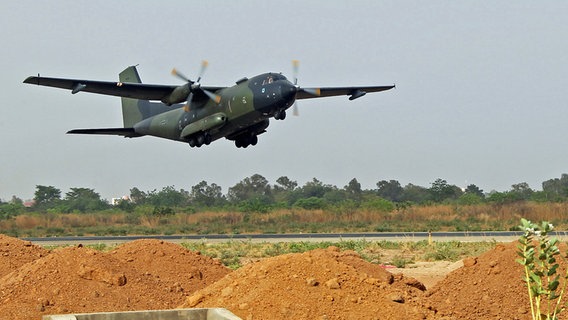 Start einer Transall C-160D der deutschen Luftwaffe vom Flughafen im Senegal © Bundeswehr Foto: Sebastian Wilke