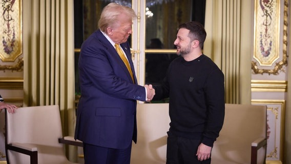 Der Ex-Präsident der USA, Donald Trump (links), trifft den Präsidenten der Ukraine, Wolodymyr Selenskyj (rechts) im Elysee-Palast in Paris. © Anadolu | Ukrainian Presidency / Handout 