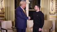 Der Ex-Präsident der USA, Donald Trump (links), trifft den Präsidenten der Ukraine, Wolodymyr Selenskyj (rechts) im Elysee-Palast in Paris. © Anadolu | Ukrainian Presidency / Handout 