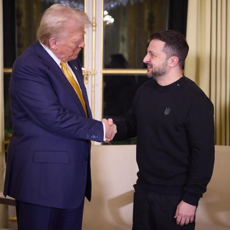 Der Ex-Präsident der USA, Donald Trump (links), trifft den Präsidenten der Ukraine, Wolodymyr Selenskyj (rechts) im Elysee-Palast in Paris. © Anadolu | Ukrainian Presidency / Handout 