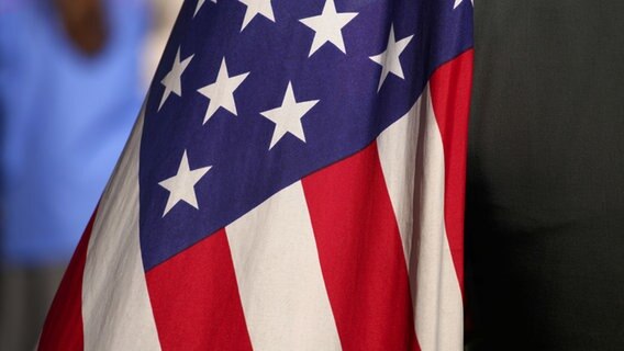 Ein Ausschnitt der US-amerikanischen Flagge. © dpa picture alliance Foto: Wolfram Steinberg
