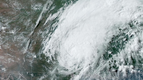 Satellitenaufnahme von Tropensturm Beryl über Texas. © picture alliance 