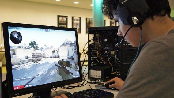 Ein Junge spielt Egoshooter Counterstrike am Computer. © NDR Foto: Astrid Wulf