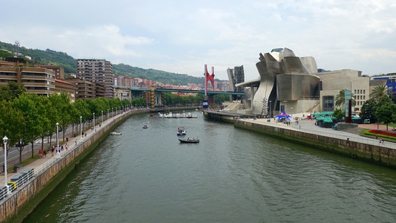 Der Nervión-Fluss schlängelt sich durch Bilbao - am rechten Ufer steht das berühmte Guggenheim Museum © NDR / Tilo Wagner Foto: Tilo Wagner