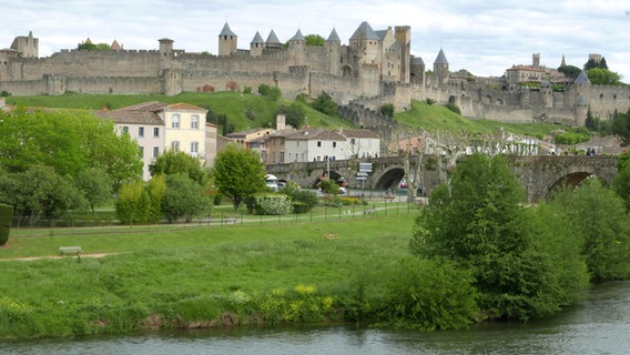 Blick auf die französische Stadt Carcassonne mit Burg und Burganlage, gelegen am Canal du Midi © NDR Foto: Manfred E. Schuchmann