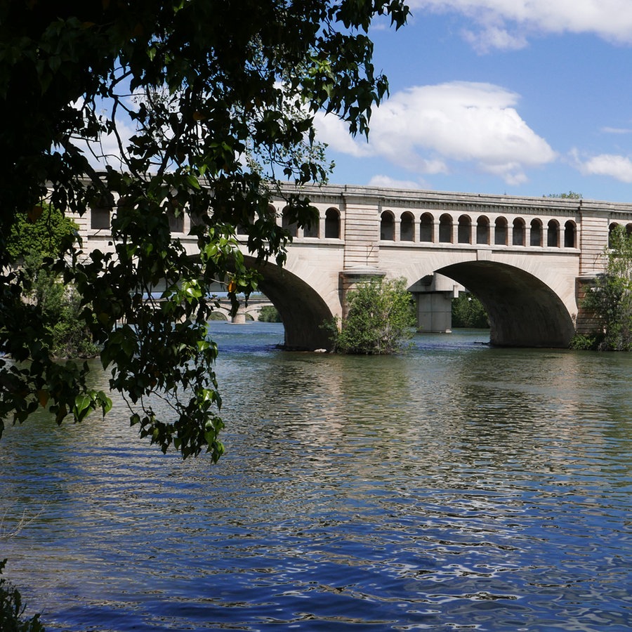 Eine steinerne Brücke führt über den Canal du Midi in Frankreich © NDR Foto: Manfred E. Schuchmann