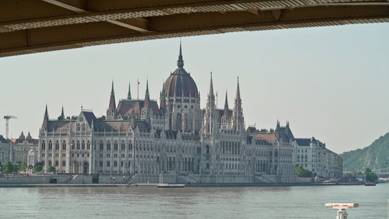 Blick auf Budapest von der Donau aus unter einer Brücke hindurch © NDR Foto: Rita Knobel-Ulrich