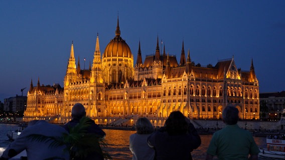 Das nachts beleuchtete Schloss von Budapest © NDR Foto: Rita Knobel-Ulrich