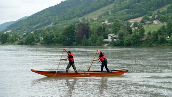 Feuerwehrleute üben in einem Boot das Staken auf der Donau © NDR Foto: Rita Knobel-Ulrich