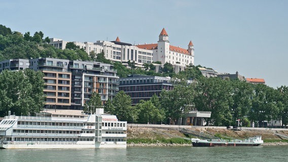 Bratislava - die Skyline mit der Donau © NDR Foto: Rita Knobel-Ulrich