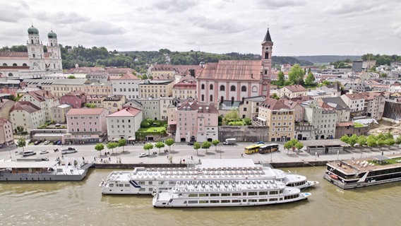 Schiffe im Hafen von Passau an der Donau © NDR Foto: Rita Knobel-Ulrich