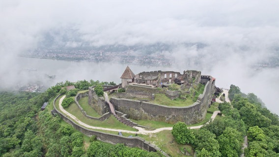 Die Festung Visegrad hoch über der Donau © NDR Foto: Rita Knobel-Ulrich