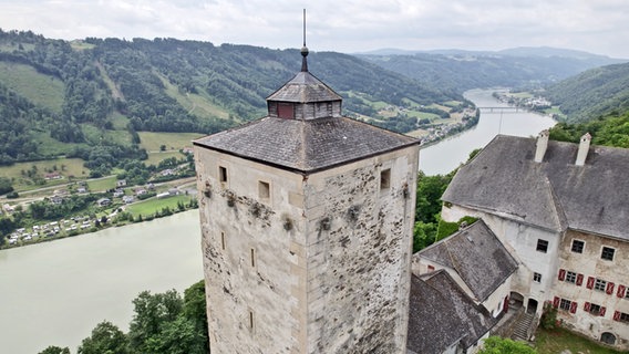 Eine Wehrburg an der Donau ragt hoch empor © NDR Foto: Rita Knobel-Ulrich